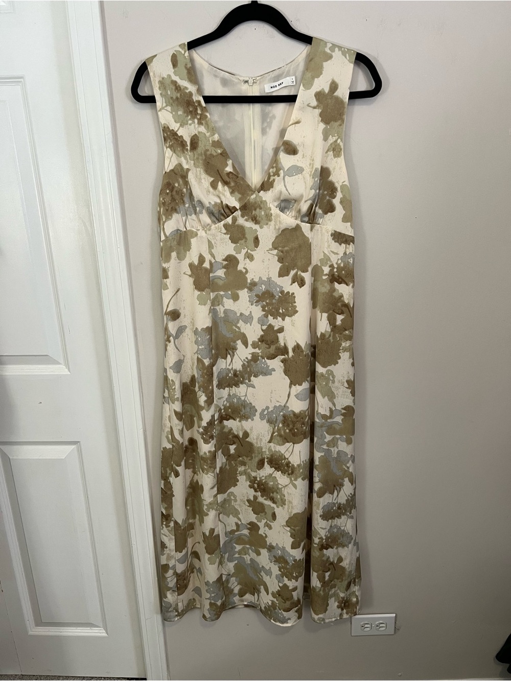Mod Ref sleeveless v-neck cream/olive Floral midi dress,Large